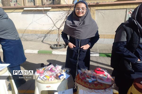 بازارچه فروش محصولات غیرخوراکی دانش‌آموزان آموزشگاه متوسطه اول فرزانگان