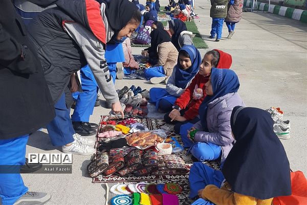برگزاری جشنواره بومی محلی و دست سازه‌های هنری و جشن 22 بهمن‌ماه در دبستان حیدرعلی