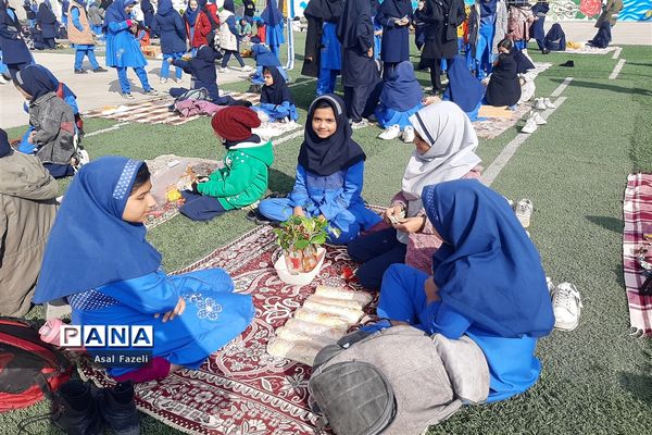برگزاری جشنواره بومی محلی و دست سازه‌های هنری و جشن 22 بهمن‌ماه در دبستان حیدرعلی