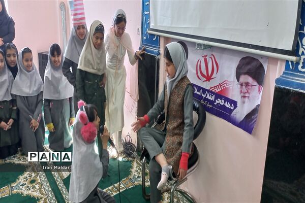 جشن انقلاب در دبستان لطیفه