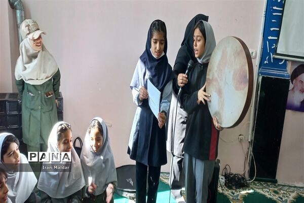 جشن انقلاب در دبستان لطیفه