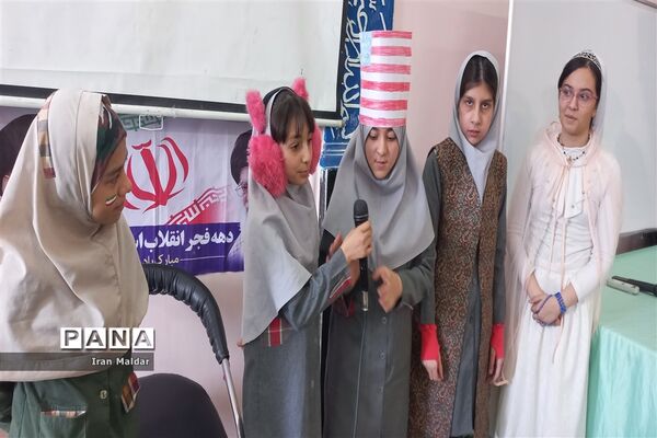 جشن انقلاب در دبستان لطیفه