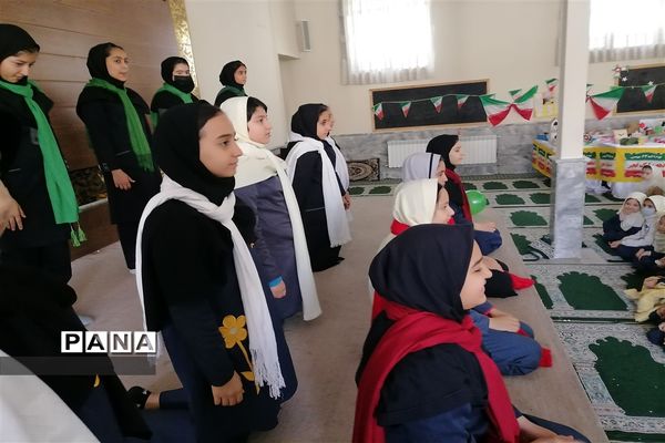 جشن پیروزی انقلاب اسلامی در دبستان شهید خلیل طهماسبی