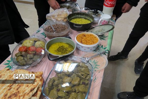 جشنواره غذاهای در هنرستان امام خمینی (ره)