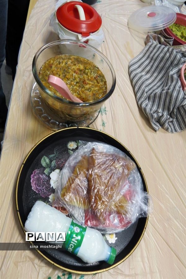 جشنواره غذاهای در هنرستان امام خمینی (ره)