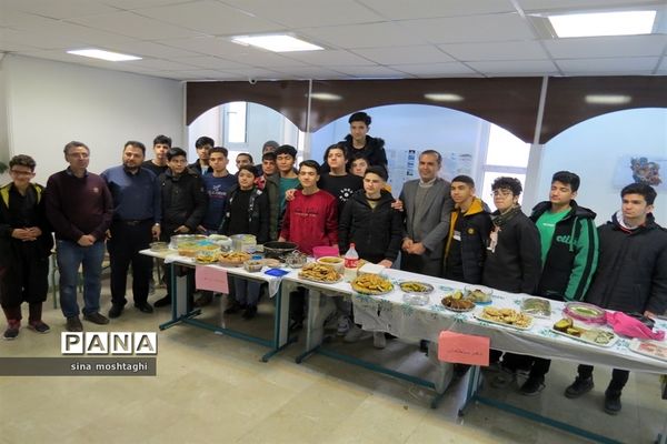 جشنواره غذاهای در هنرستان امام خمینی (ره)