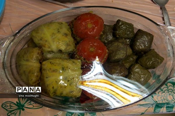 جشنواره غذاهای در هنرستان امام خمینی (ره)