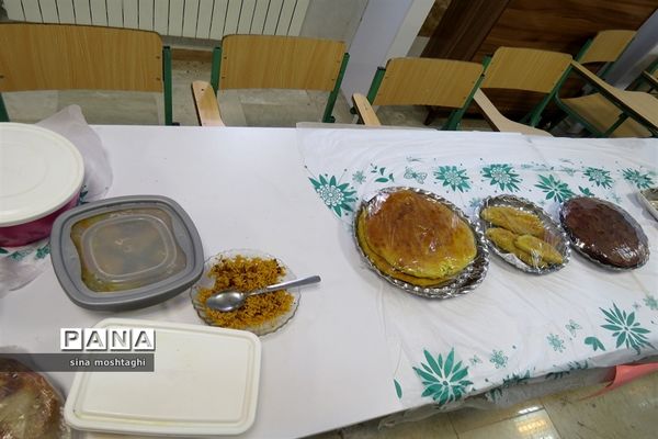 جشنواره غذاهای در هنرستان امام خمینی (ره)