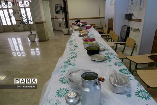 جشنواره غذاهای در هنرستان امام خمینی (ره)