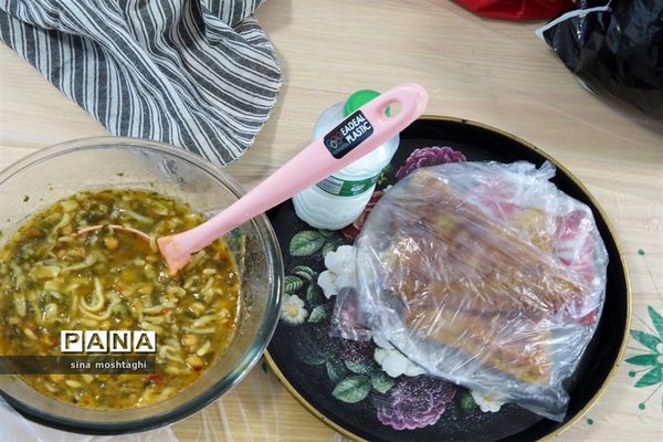 جشنواره غذاهای در هنرستان امام خمینی (ره)