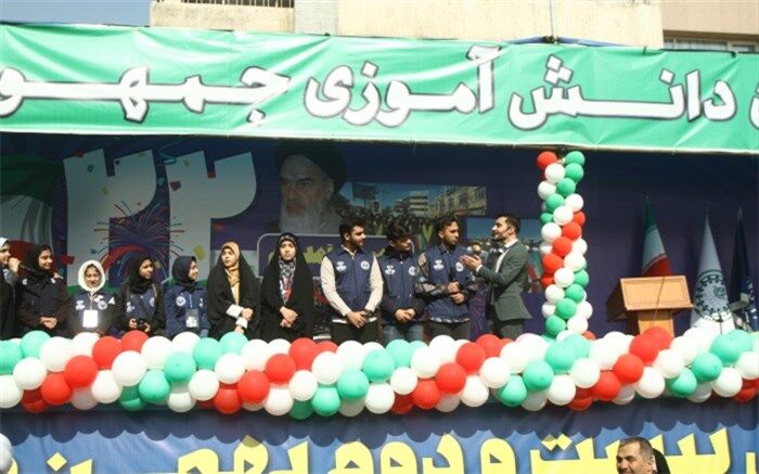 برپایی غرفه سازمان دانش‌آموزی و خبرگزاری پانا در مسیر راهپیمایی یوم‌الله ۲۲ بهمن