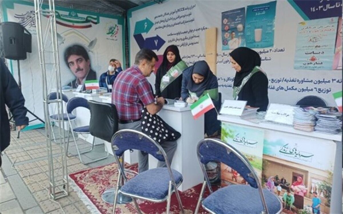 میز خدمت وزارت بهداشت در مسیر راهپیمایی ۲۲ بهمن
