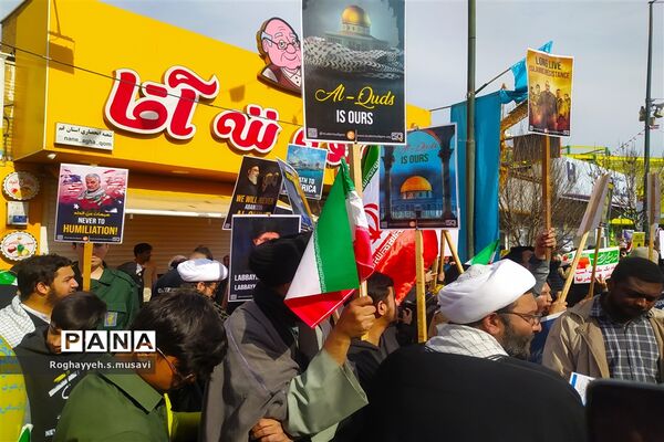جلوه‌هایی از حضور گسترده مردم قم در راهپیمایی ۲۲ بهمن
