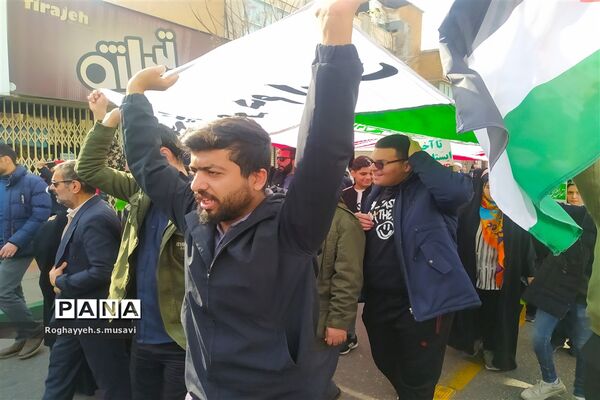 جلوه‌هایی از حضور گسترده مردم قم در راهپیمایی ۲۲ بهمن
