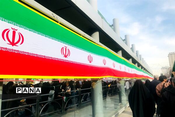حضور پرشور آموزش و پرورش ناحیه سه مشهد در راهپیمایی 22بهمن