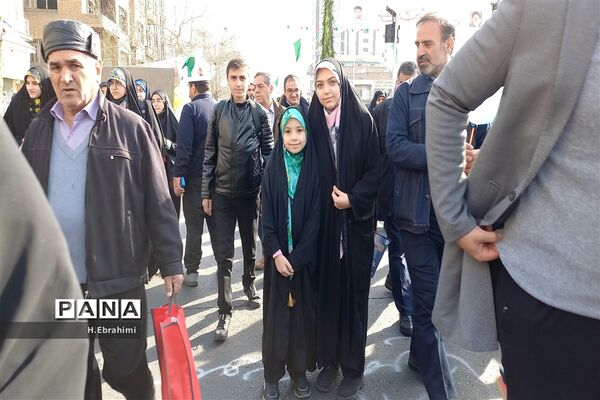 حماسه حضور دانش‌آموزان تهرانی در راهپیمایی 22 بهمن 1402