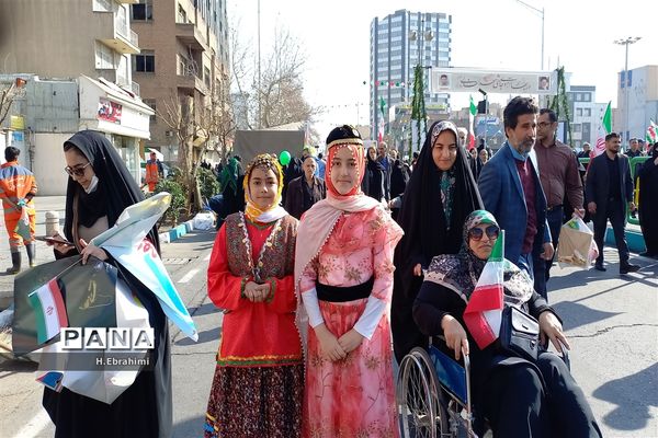 حماسه حضور دانش‌آموزان تهرانی در راهپیمایی 22 بهمن 1402