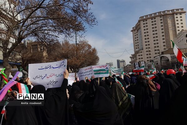 راهپیمایی پرشور دانش‌آموزان در روز 22بهمن