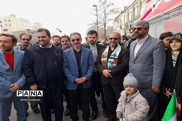 راهپیمایی پرشور دانش‌آموزان در روز 22بهمن