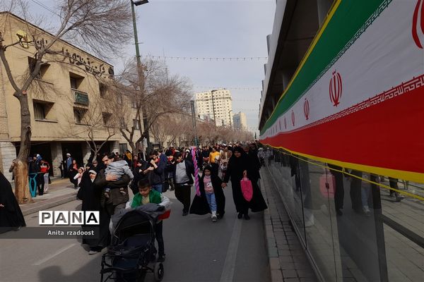 راهپیمایی پرشور دانش‌آموزان در روز 22بهمن