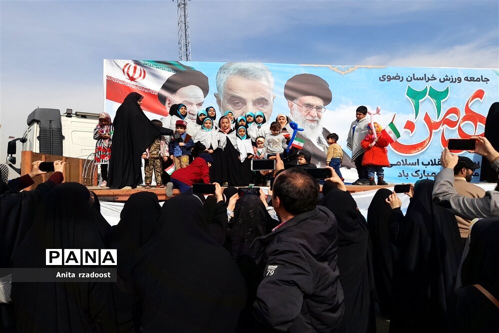 راهپیمایی پرشور دانش‌آموزان در روز 22بهمن