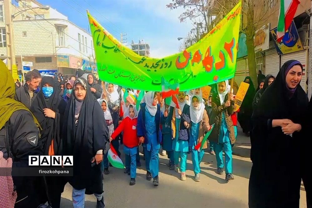 راهپیمایی یوم‌الله ۲۲بهمن با حضور پرشور دانش‌آموزان در شهرستان فیروزکوه