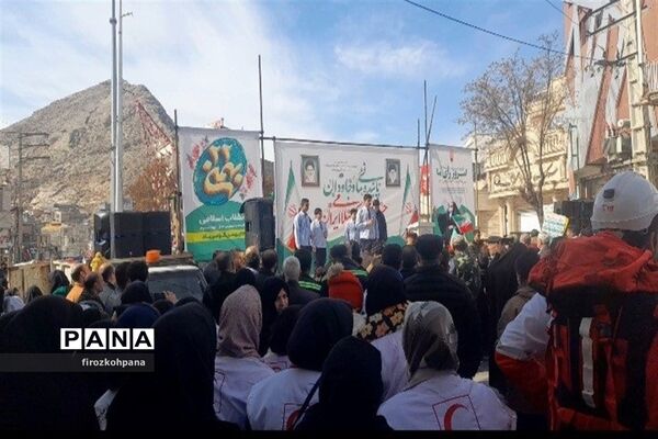راهپیمایی یوم‌الله ۲۲بهمن با حضور پرشور دانش‌آموزان در شهرستان فیروزکوه