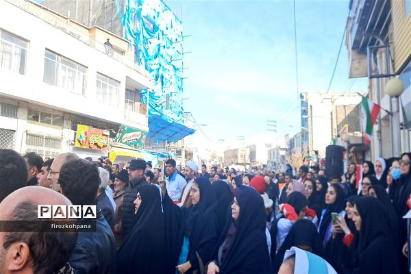 راهپیمایی یوم‌الله ۲۲بهمن با حضور پرشور دانش‌آموزان در شهرستان فیروزکوه