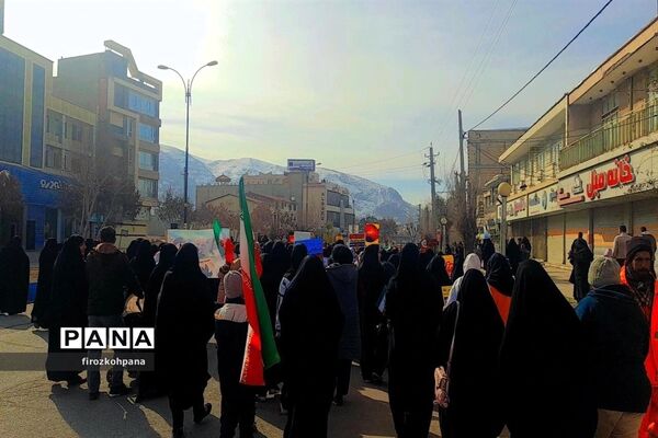 راهپیمایی یوم‌الله ۲۲بهمن با حضور پرشور دانش‌آموزان در شهرستان فیروزکوه
