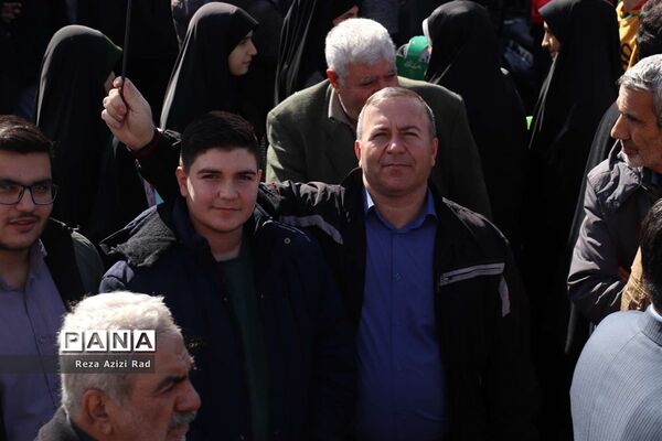 بچه‌های انقلاب پای کار انقلاب