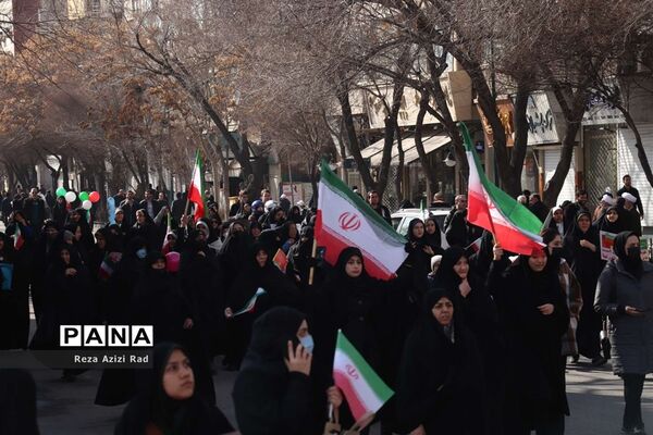 بچه‌های انقلاب پای کار انقلاب