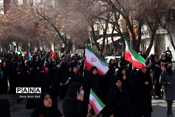 بچه‌های انقلاب پای کار انقلاب