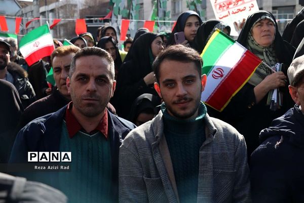 بچه‌های انقلاب پای کار انقلاب