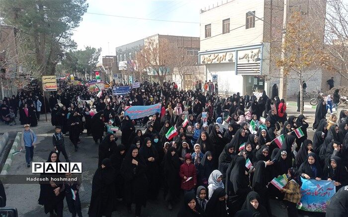 حضور دانش‌آموزان در راهپیمایی ۲۲ بهمن در خلیل‌آباد/فیلم