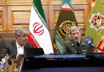 فرمانده کل ارتش: تا پای جان در دفاع از نظام اسلامی ایستاده‌ایم