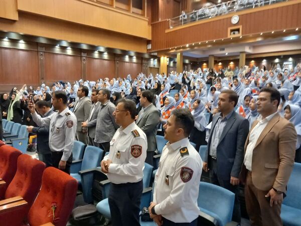 نواختن زنگ سپاس در فرهنگسرای آریو مصلی نژاد 