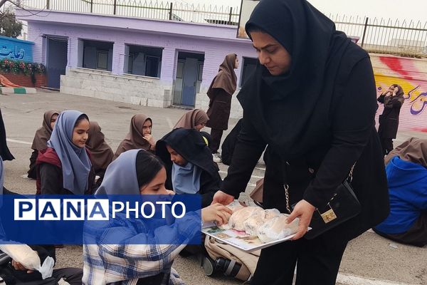 طنین شادی دانش آموزان در برپایی جشن به مناسبت سالروز ولادت امام زمان (عج)