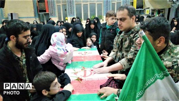 وداع اهالی منطقه بنیاد قم با پیکر مطهر دانش‌آموز شهید «حسینی مقدم»