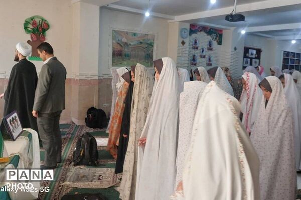 طنین زنگ جوانه همراه با عطر جانفزای نماز جماعت با طرح (برای نماز برخیزیم )در دبیرستان بعثت