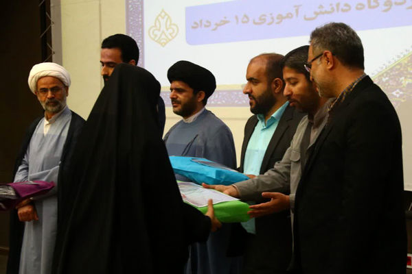 آیین تقدیر از برگزیدگان چهل و دومین دوره مسابقات دانش‌آموزی قرآن، عترت و نماز استان قم