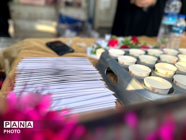دخترانِ انقلابی پای پرچم ایستاده‌اند