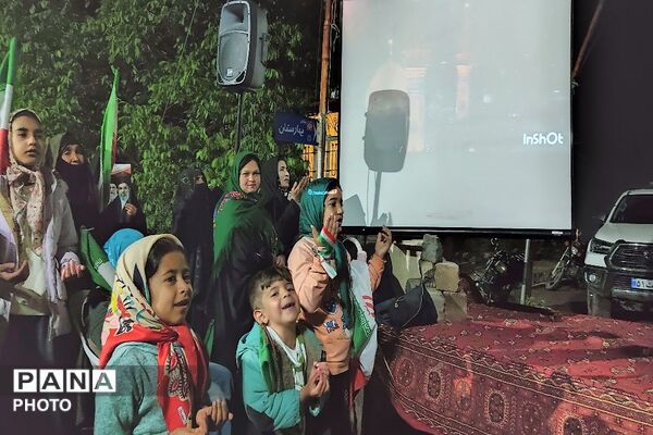 پرچم عزت را می‌بریم بالا 