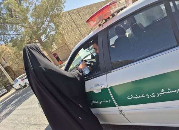 نمایش جرعه ای از ایستادگی در مسیر راهپیمایی ۱۳ آبان ماه