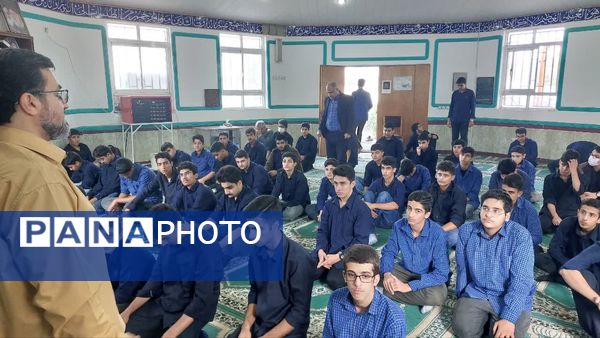 برگزاری نماز جماعت و زیارت عاشورا در دبیرستان شاهد