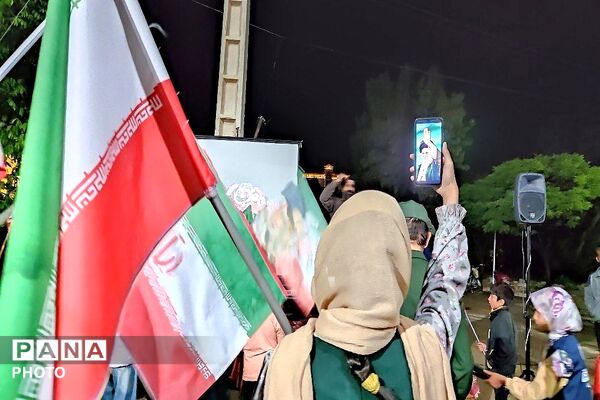 پرچم عزت را می‌بریم بالا 