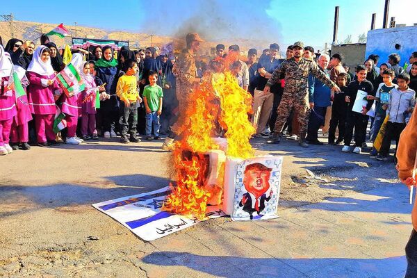 حضور پرشور دانش‌آموزان و فرهنگیان در راهپیمایی روز دانش‌ آموز در باشت 
