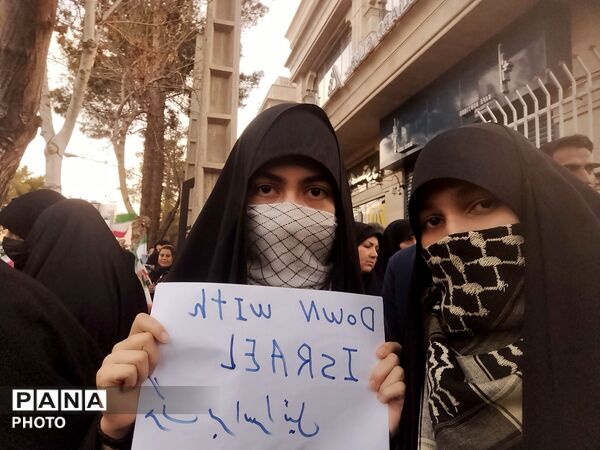 دانش آموزان کرمانی در سوگ «شهدای دبستان شجره طیبه میناب»