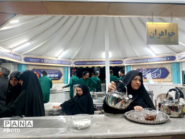 مردم کاشمر در زیارتگاه شهید مدرس قرآن بر سر گرفتند
