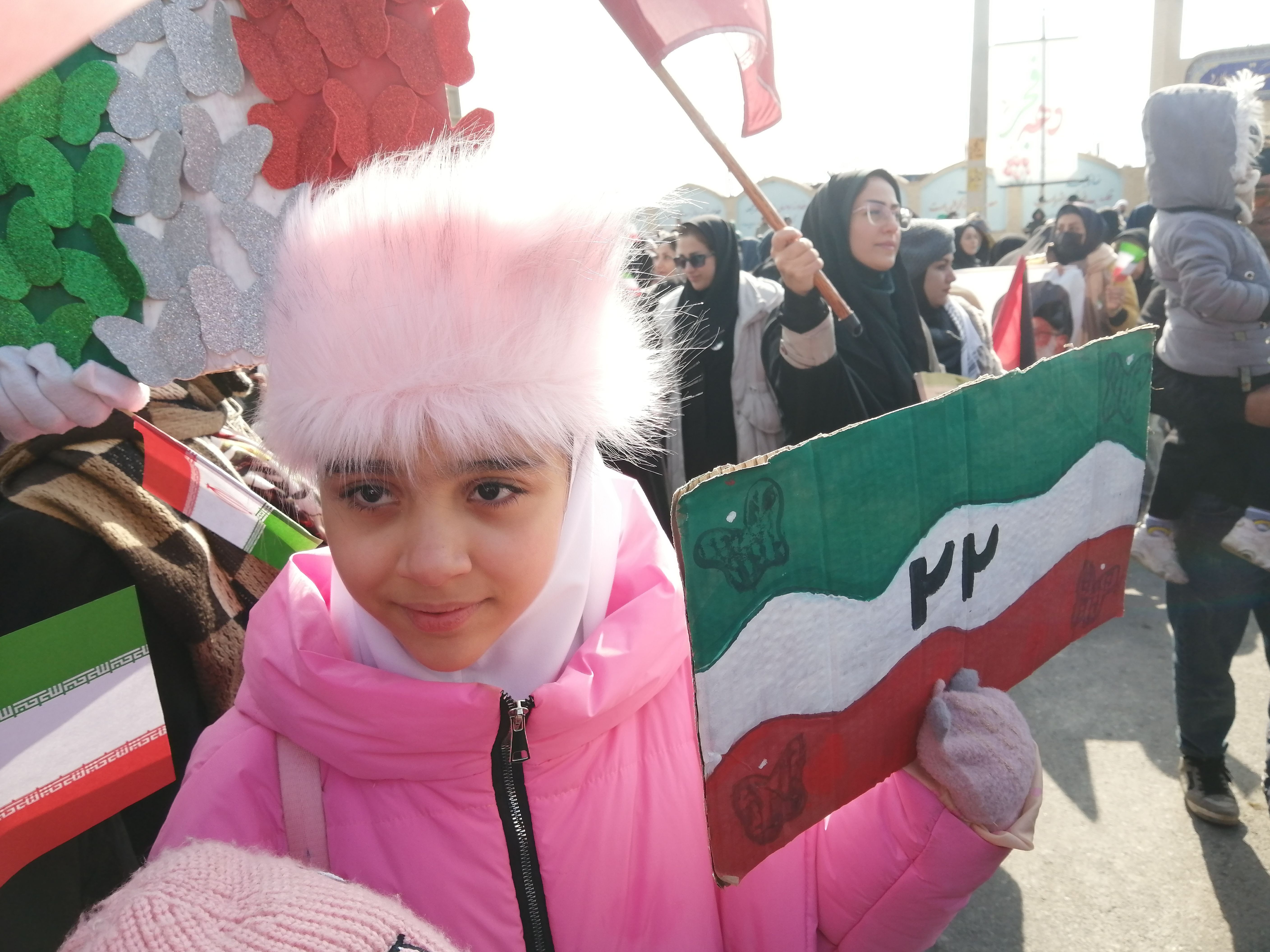 مردم غیور ملارد با حضور پرشور خود در راهپیمایی ۲۲ بهمن، ثابت کردند که همچنان پای انقلاب اسلامی ایستاده‌اند.