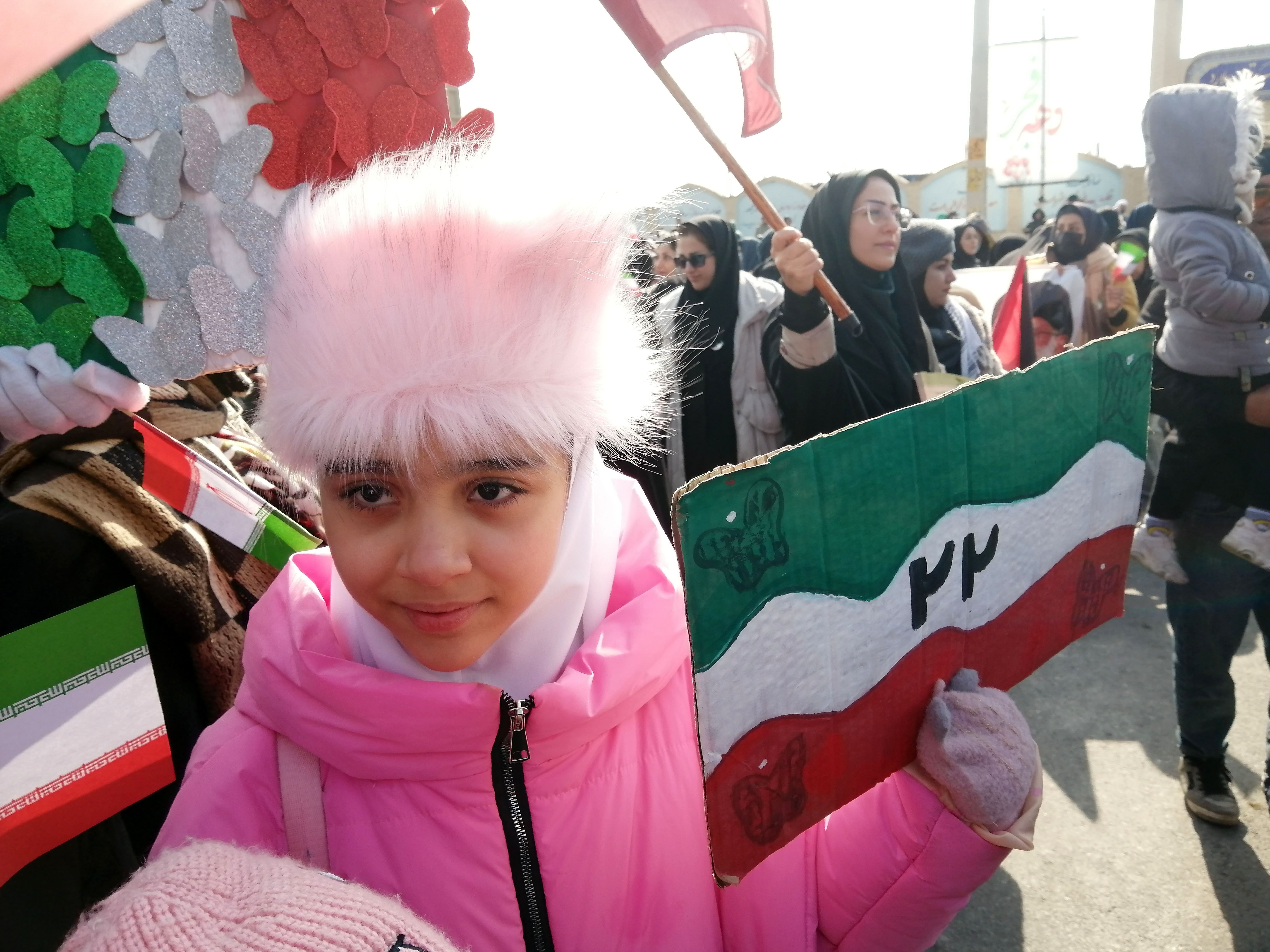 مردم غیور ملارد با حضور پرشور خود در راهپیمایی ۲۲ بهمن، ثابت کردند که همچنان پای انقلاب اسلامی ایستاده‌اند.